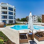 In Complex Sunny Island Deluxe * تشيرنوموريتس