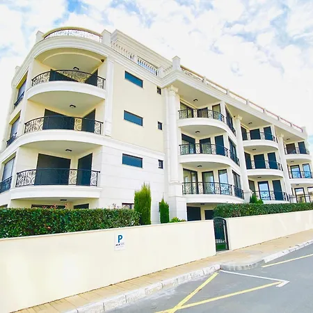 In Complex Sunny Island Deluxe شقة