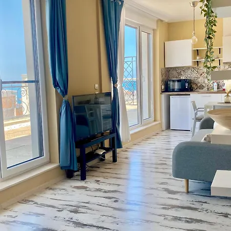 In Complex Sunny Island Deluxe * تشيرنوموريتس