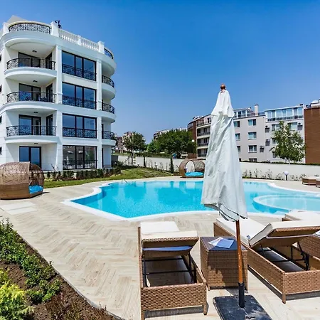 In Complex Sunny Island Deluxe * Cernomoreț