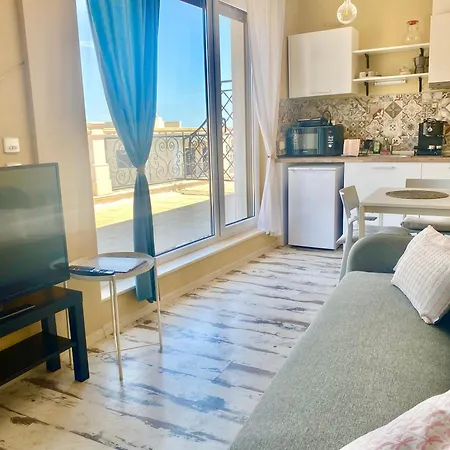 In Complex Sunny Island Deluxe * Cernomoreț